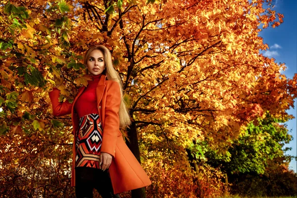 Beautiful Woman Wearing Orange Coat Green Boots Posing Autumn Scenery — Stock Photo, Image