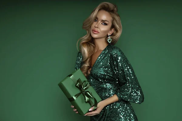 Mulher Loira Glamour Elegante Vestido Verde Lantejoulas Noite Está Segurando — Fotografia de Stock
