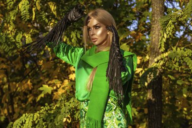 Bahar, yaz modası. Cazibeli, şık ve zarif bir kadın. Şehirde renkli elbiseler ve paltolar içinde. Sıradan, şehir tarzı. Vogue.