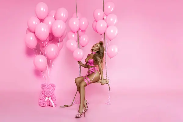 Сексуальная Блондинка Розовом Нижнем Белье Держит Кучу Розовых Шариков Позирует Лицензионные Стоковые Изображения