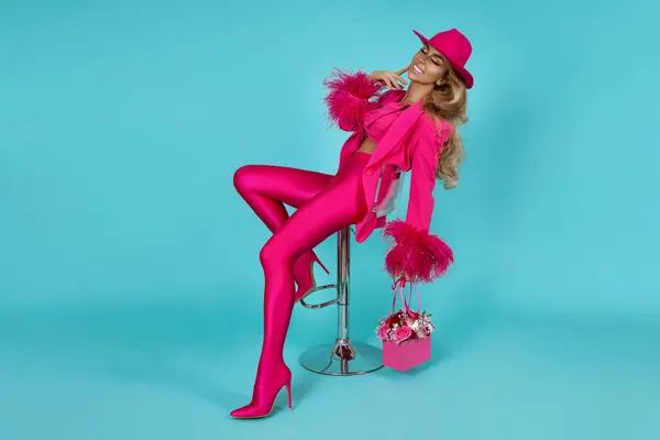 Glamour Elegant Woman Wearing Elegant Fuchsia Suit Hat Pink Handbag Telifsiz Stok Imajlar