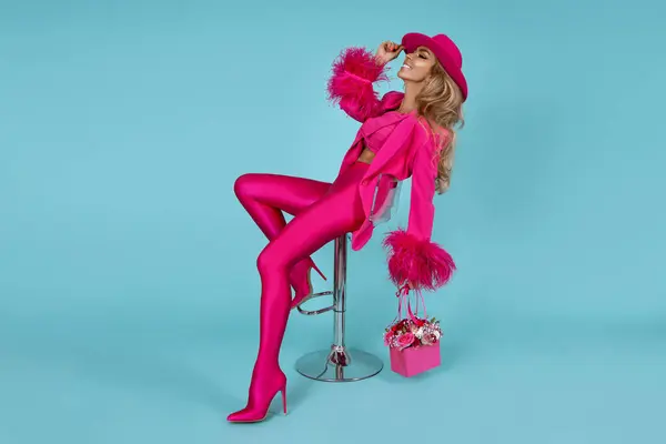 Glamour Elegant Woman Wearing Elegant Fuchsia Suit Hat Pink Handbag Foto Stock Royalty Free