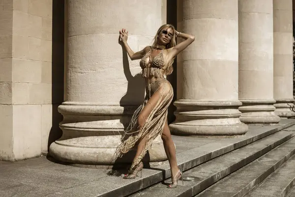 Mujer Elegante Elegante Sexy Bikini Macrame Tacones Altos Dorados Está Imagen de stock