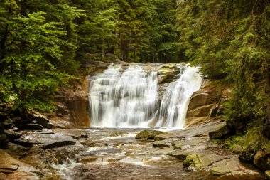 Güzel Mumlavsky Şelalesi, sonbaharda Harrachov, Dev Dağlar ve Çek Cumhuriyeti 'nde uzun süre açıkta kaldı.