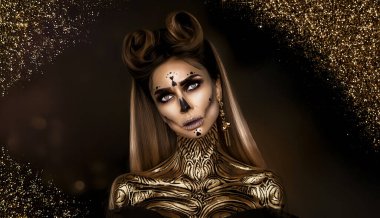 Karanlık arka planda Cadılar Bayramı makyajlı seksi kadın. Cadılar Bayramı üçkağıdı