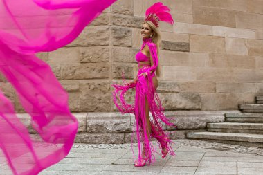 Seksi sarışın tanrıça, uzun bacaklı, seksi pembe makrome elbiseli şehrimizde şehvetle dolaşıyor..