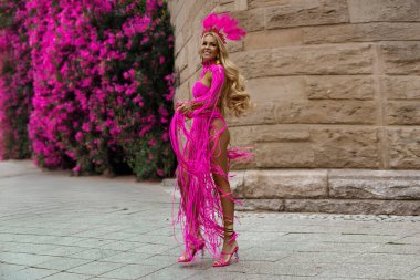 Seksi kadın model, uzun bacaklı, seksi pembe makrome elbiseli şehrimizde şehvetle dolaşıyor..