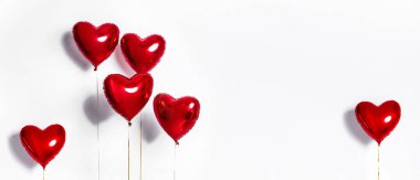 Hava Balonları seti. Beyaz arka planda izole edilmiş kırmızı renkli folyo balonları. Sevgi. Tatil kutlaması. Sevgililer Günü partisi dekorasyonu. Metalik kırmızı Kalp hava balonları