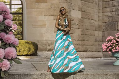 Akan Renkli Maxi Elbiseli Zarif Kadın Yaz Güneşi 'nde Şehirde Pozisyon