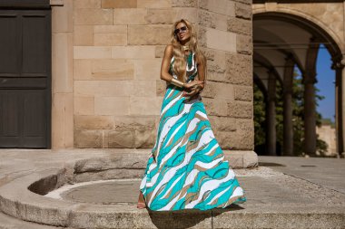 Akan Renkli Maxi Elbiseli Zarif Kadın Yaz Güneşi 'nde Şehirde Pozisyon