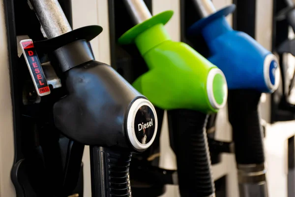 加油站上的各种汽油泵 燃油喷嘴喷出油罐 柴油价格概念 — 图库照片