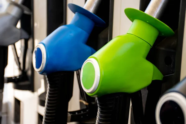 加油站上的各种汽油柴油泵 燃油喷嘴喷出油罐 燃料价格概念 — 图库照片