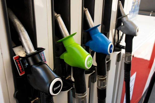 Benzin Istasyonunda Çeşitli Benzin Dizelleri Var Yakıt Hortumları Yağ Dağıtıcıları — Stok fotoğraf