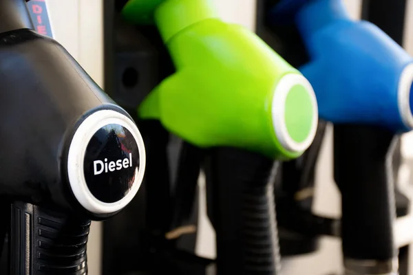 加油站的柴油和汽油泵 燃油喷嘴喷出油罐 燃料价格概念 — 图库照片