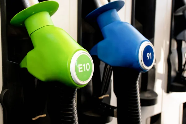 澳大利亚一个加油站的E10和91油泵 燃油喷嘴喷出油罐 汽油燃料价格概念 — 图库照片