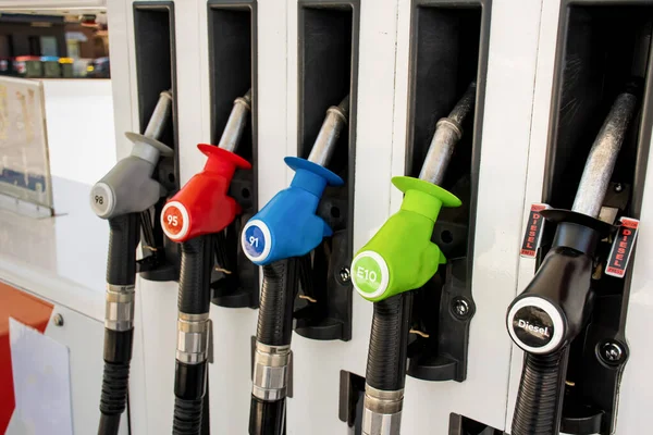 在澳大利亚的一个加油站 汽油泵软管 E10 燃油喷嘴喷出油罐 汽油柴油价格概念 — 图库照片