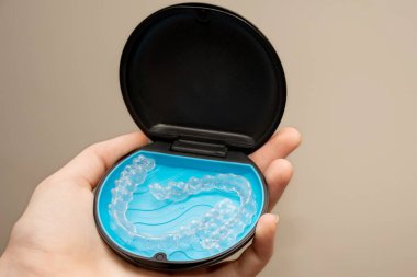 Şeffaf hizalayıcılar ve depolama kutusu. Görünmez diş telleri. Temiz diş düzleştiricileri. Plastik parantez