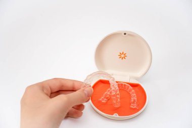 Sydney, Avustralya, 2022-10-19 Invisalign Vivera hizmetlileri bir kutuda. Parantez tedavisinin sonuçlarını korumak için kullanılan ortodontik temizleyici.