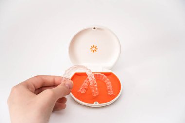 Sydney, Avustralya, 2022-10-19 Invisalign Vivera hizmetlileri bir kutuda. Parantez tedavisinin sonuçlarını korumak için kullanılan ortodontik temizleyici.