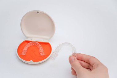 Depoda saydam hizalayıcılar var. Görünmez diş telleri. Temiz diş düzleştiricileri. Plastik parantez