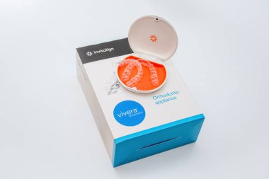 Sydney, Avustralya, 2022-10-19 Invisalign Vivera hizmetlileri bir kutuda. Parantez tedavisinin sonuçlarını korumak için kullanılan ortodontik temizleyici.