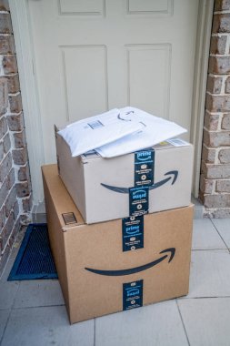Sydney, Avustralya - 2022-07-22 Amazon ana kutuları ve zarfları bir apartmanın ön kapısına teslim edildi. Kara Cuma Siber Pazartesi Noel Satışı Günü. Amazon Flex teslimatı