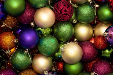 Noel süsleri topların arka planında. Noel ağacı süslemesi