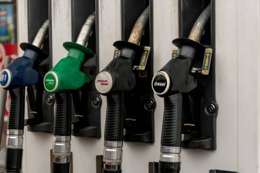Avustralya 'daki bir benzin istasyonuna benzin pompaları. 98, 95, E10, 91, dizel. Yakıt hortumları yağ dağıtıcıları. Petrol dizel yakıt fiyatları kavramı