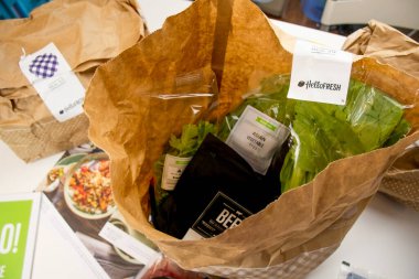 Sydney, Avustralya 2020-05-16 Hel.lo Taze yemek kitleri beyaz bir masada kağıt torbalarda