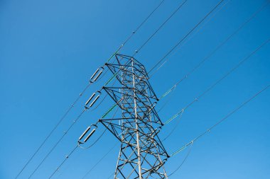 Avustralya 'daki HIgh voltaj iletim ağı hatları. Double Circuit Steel iletim kulesi. Üstten iletim hatları iletkenleri. Elektrik Sütunları