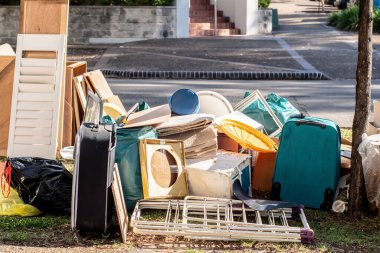 Konsey atıklarını toplamak için Avustralya 'da sokağa konan çeşitli çöp parçaları.