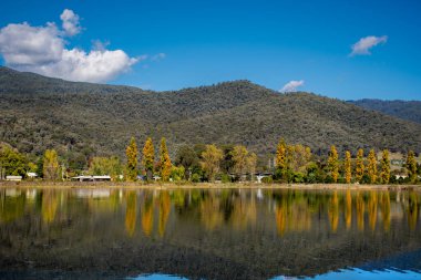 Victoria, Avustralya 'daki Mount Beauty' de güzel bir kölelik ve yansıma. Düzenleyici Pondage Kiewa Hidroelektrik Projesi 'nin bir parçasıdır. Güzellik Dağı kasabası Bogong Dağı eteklerine kurulmuştur.