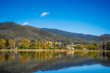 Victoria, Avustralya 'daki Mount Beauty' de güzel bir kölelik ve yansıma. Düzenleyici Pondage Kiewa Hidroelektrik Projesi 'nin bir parçasıdır. Güzellik Dağı kasabası Bogong Dağı eteklerine kurulmuştur.