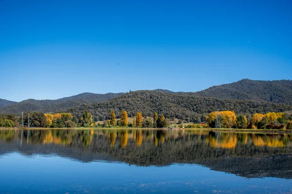 Victoria, Avustralya 'daki Mount Beauty' de güzel bir kölelik ve yansıma. Düzenleyici Pondage Kiewa Hidroelektrik Projesi 'nin bir parçasıdır. Güzellik Dağı kasabası Bogong Dağı eteklerine kurulmuştur.