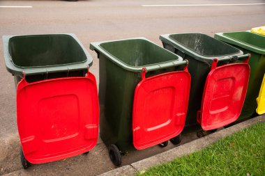 Genel olarak renkli kapaklı Avustralya çöp kutuları ve belediye çöpleri için kaldırım kenarındaki ev atıklarının geri dönüşümü