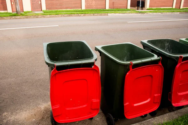 Australische Mülltonnen Mit Bunten Deckeln Für Allgemein Und Recyclingabfälle Straßenrand — Stockfoto