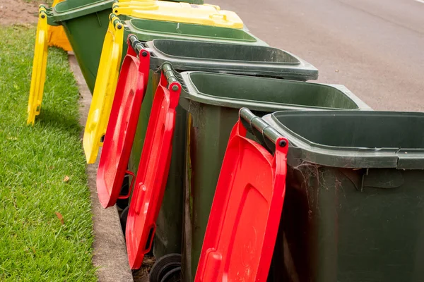 Australijskie Kosze Śmieci Wheelie Kolorowymi Pokrywami Ogólnego Użytku Recyklingu Odpadów — Zdjęcie stockowe