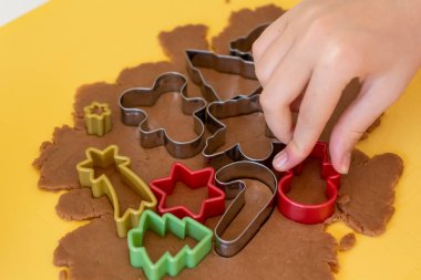 Seçici odaklanma. Çeşitli Noel kurabiyelerinden zencefilli kurabiye yapıyorum. Zencefilli ekmek hamuru. Aile eğlencesi Noel anları