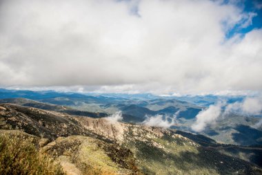 Mount Buffalo Ulusal Parkı, Victoria. Avustralya. Avustralya Alpleri 'nin Horn piknik alanı manzarası. Dağlar ve bulutlar manzara manzarası