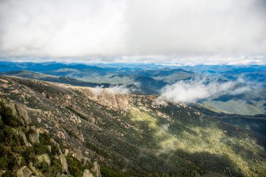 Mount Buffalo Ulusal Parkı, Victoria. Avustralya. Avustralya Alpleri 'nin Horn piknik alanı manzarası. Dağlar ve bulutlar manzara manzarası