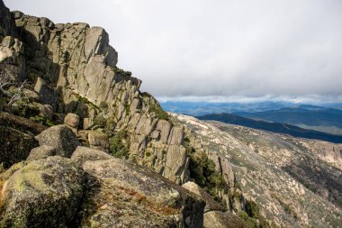 Mount Buffalo Ulusal Parkı, Victoria. Avustralya. The Horn piknik alanından uçurumlar ve Avustralya Alpleri manzarası. Dağlar ve bulutlar manzara manzarası