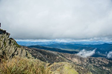 Mount Buffalo Ulusal Parkı, Victoria. Avustralya. The Horn piknik alanından Avustralya Alpleri manzarası. Dağlar ve bulutlar manzara manzarası