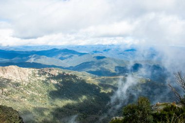 Mount Buffalo Ulusal Parkı, Victoria. Avustralya. The Horn piknik alanından Avustralya Alpleri manzarası. Dağlar ve bulutlar manzara manzarası