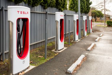 Euroa, Avustralya - 2023-07-08 Tesla Superchargers elektrikli araba şarj istasyonu. Çevre dostu yenilikçi özellik.