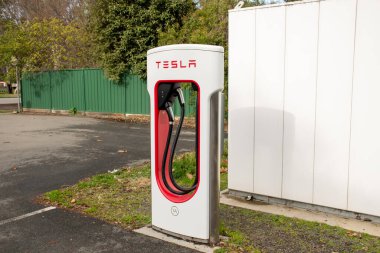 Euroa, Avustralya - 2023-07-08 Tesla Superchargers elektrikli araba şarj istasyonu. Çevre dostu yenilikçi özellik.