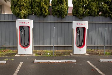 Euroa, Avustralya - 2023-07-08 Tesla Superchargers elektrikli araba şarj istasyonu. Çevre dostu yenilikçi özellik.