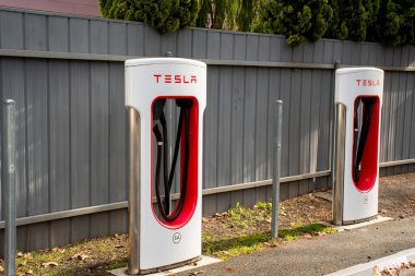Euroa, Avustralya - 2023-07-08 Tesla Superchargers elektrikli araba şarj istasyonu. Çevre dostu yenilikçi özellik.