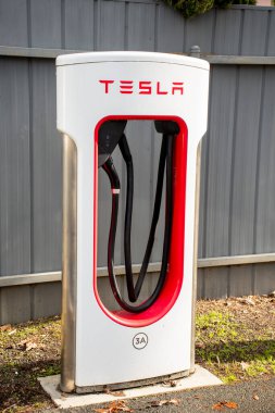 Euroa, Avustralya - 2023-07-08 Tesla Superchargers elektrikli araba şarj istasyonu. Çevre dostu yenilikçi özellik.