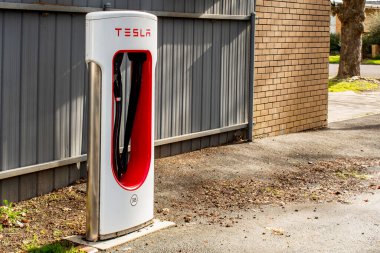 Euroa, Avustralya - 2023-07-08 Tesla Superchargers elektrikli araba şarj istasyonu. Çevre dostu yenilikçi özellik.