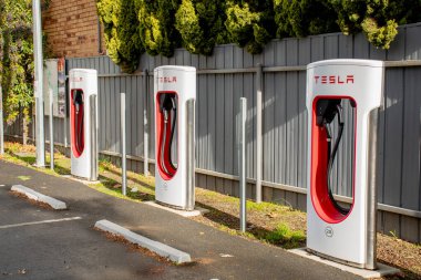 Euroa, Avustralya - 2023-07-08 Tesla Superchargers elektrikli araba şarj istasyonu. Çevre dostu yenilikçi özellik.